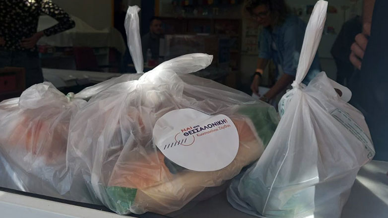 Αυτοδιοικητικές εκλογές: Ο Κωνσταντίνος Ζέρβας μοίρασε σάντουιτς με το λογότυπο της παράταξής του