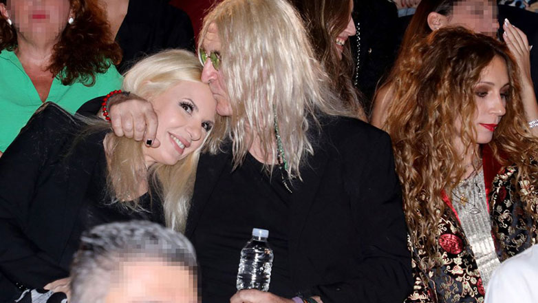 Νίκος Καρβέλας: Στη συναυλία της Βίσση με την Αννίτα Πάνια και τη σύντροφό του, Έλενα Φερεντίνου