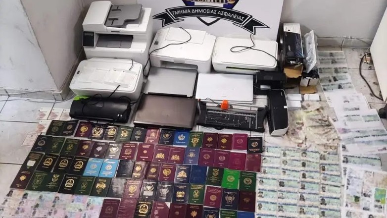Κυψέλη: Αποκαλύφθηκε πλήρως εξοπλισμένο εργαστήριο κατασκευής πλαστών ταξιδιωτικών εγγράφων