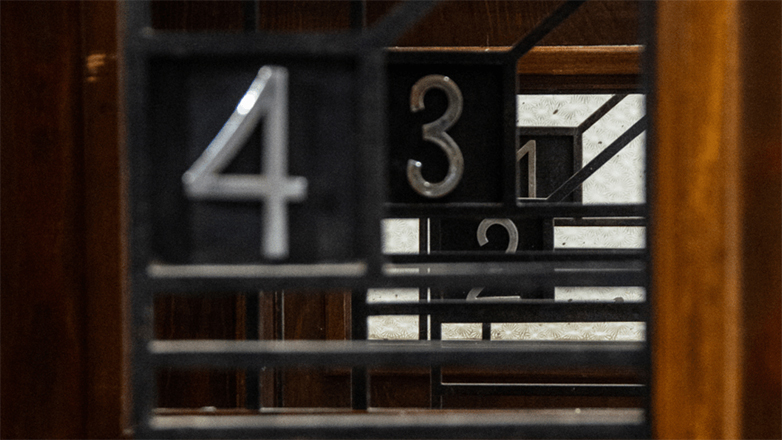 Οκτώ ξύλινες Art Deco πόρτες από κτήριο του Μεσοπολέμου στην Κυψέλη