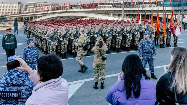 Η οικονομία της Ρωσίας δομείται ολοένα και περισσότερο γύρω από τον πόλεμο της στην Ουκρανία