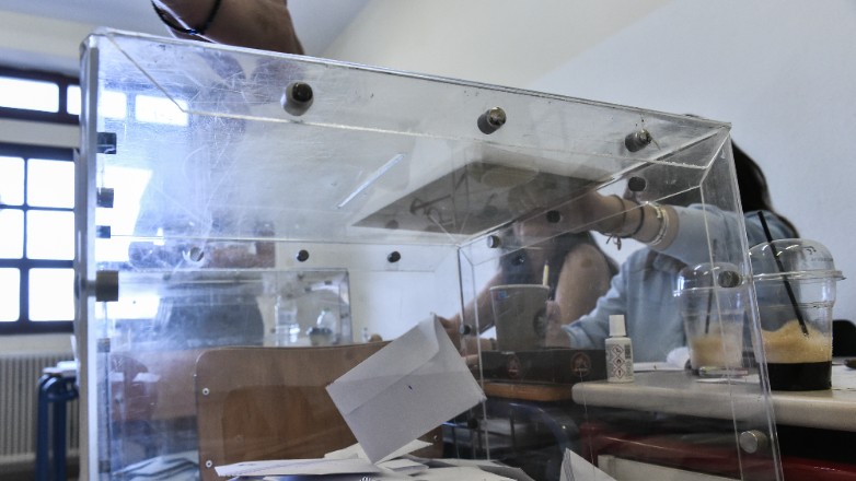 Θεσσαλονίκη: Συνελήφθησαν δύο υποψήφιοι δημοτικοί σύμβουλοι που μοίραζαν σταυρωμένα ψηφοδέλτια