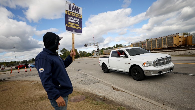 ΗΠΑ: Αυξήθηκαν στους 4.000 οι εργαζόμενοι στις αυτοκινητοβιομηχανίες που συμμετέχουν σε απεργιακές κινητοποιήσεις