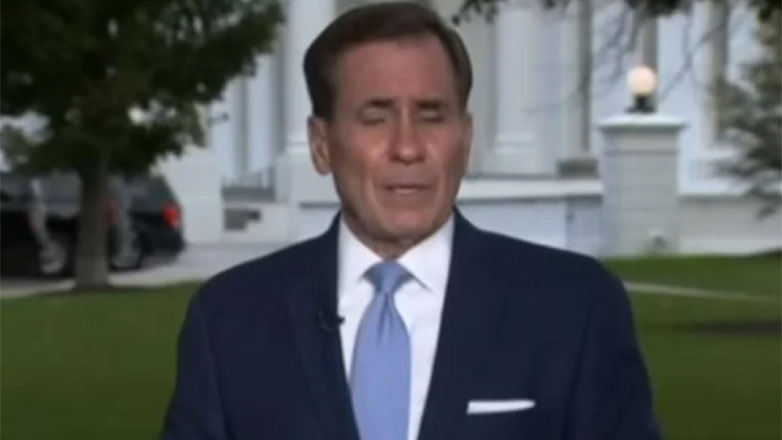 Ο εκπρόσωπος του Λευκού Οίκου «λύγισε» on air μιλώντας για τον πόλεμο στο Ισραήλ