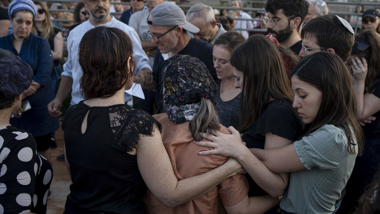 Η Χαμάς ανακοίνωσε πως απελευθέρωσε μια Ισραηλινή και τα δύο παιδιά της