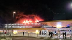 Βρετανία: Αναστέλλονται λόγω μεγάλης πυρκαγιάς οι πτήσεις στο αεροδρόμιο Λούτον του Λονδίνου