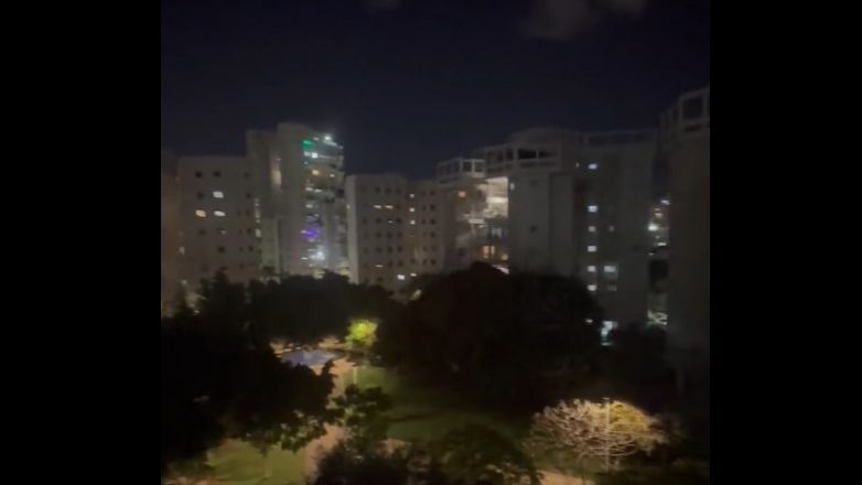 Ισραηλινοί βγαίνουν στα μπαλκόνια και ψάλλουν τον εθνικό τος ύμνο