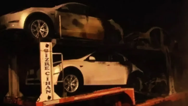 Τουρκία: Στάχτη 6 ολοκαίνουργια Tesla ενώ μεταφέρονταν με αυτοκινητάμαξα. Πώς ξεκίνησε όμως η φωτιά;