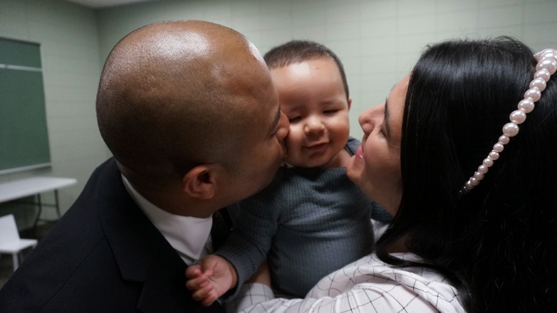 Άδεια μητρότητας και πατρότητας: Τι ισχύει και τι δικαιούνται οι γονείς