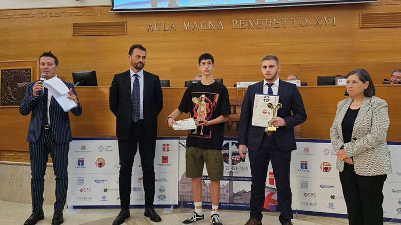 Ο Καθηγητής Γιώργος Χρούσος και οι ήρωες των Τεμπών, Ανδρέας Αλικανιώτης και Άγγελος Τσιαμούρας πρωταγωνίστησαν στην ετήσια τελετή των Διεθνών Βραβείων Vexillum Sciacca στο Βατικανό