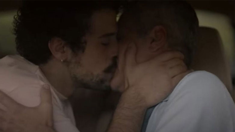 Μάριος Αθανασίου: Απαντά στα αρνητικά σχόλια μετά το φιλί με τον συμπρωταγωνιστή του στη νέα του σειρά