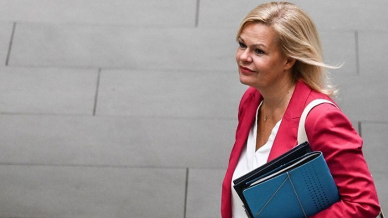 Η Γερμανίδα υπουργός Εσωτερικών εισηγείται μέτρα για την ευκολότερη απέλαση μεταναστών που έχουν παραβεί τον νόμο