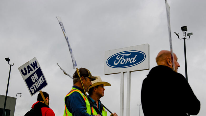 Παραλύουν οι αυτοκινητοβιομηχανίες στις ΗΠΑ – Απεργούν στο μεγαλύτερο εργοστάσιο της Ford