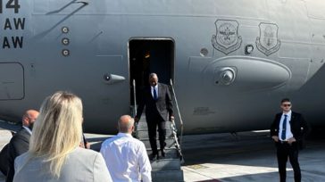 Ο υπουργός Άμυνας των ΗΠΑ Όστιν έφτασε στο Ισραήλ για επίσκεψη σε ένδειξη αλληλεγγύης μετά την επίθεση της Χαμάς