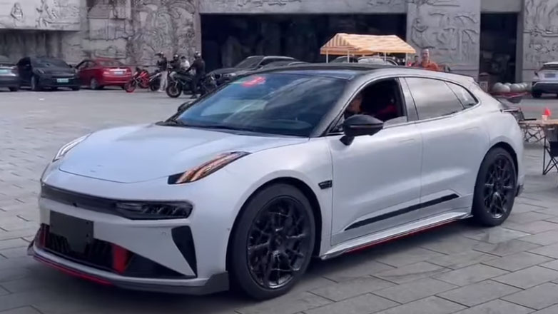 Δες το Zeekr 001 FR των 1265 ίππων να κάνει επιτόπια αναστροφή χωρίς καμία μανούβρα