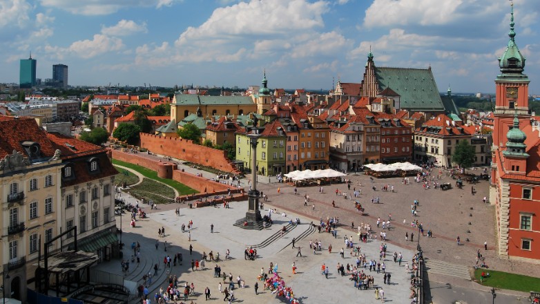 Πολωνία: Ένας άνδρας απειλεί να πυροδοτήσει βόμβα σε πλατεία της Βαρσοβίας