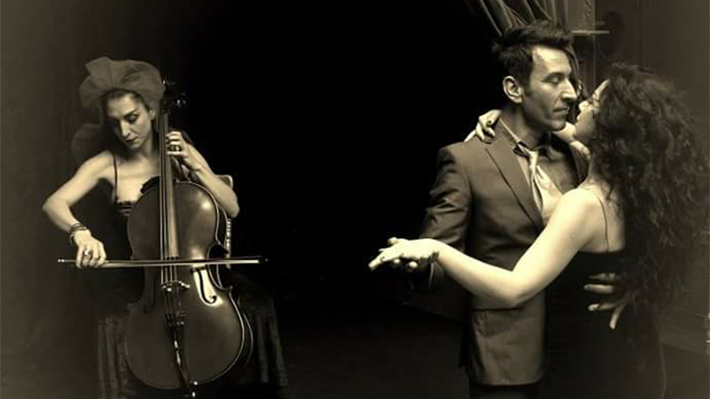 Ο ηθοποιός και τραγουδιστής Δημήτρης Αϊβαλιώτης στο «Μικρό Παρίσι των Αθηνών»