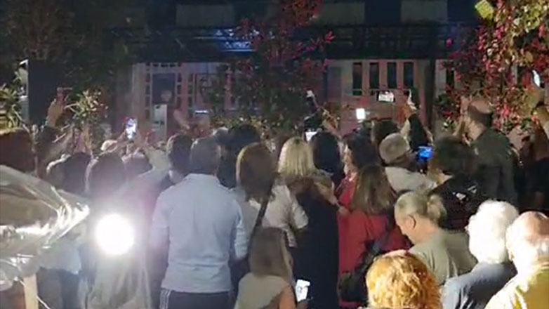 Χαλάνδρι: Πανηγυρισμοί μετά την εκλογή του Σίμου Ρούσσου