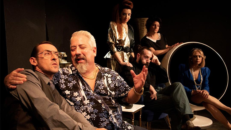 Τα 80ς επιστρέφουν στον Πολυχώρο Vault  με τη μαύρη κωμωδία του Χάρη Ρώμα «Το πηρούνι»