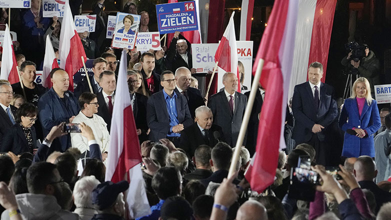 Εκλογές στην Πολωνία: Στις κάλπες οι Πολωνοί με το κυβερνών κόμμα PiS να προηγείται στις δημοσκοπήσεις με μικρή διαφορά