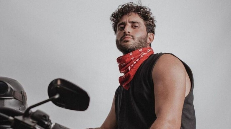 Γιάννης Βασιλώττος: «Έχω σχεδόν ερωτικές σχέσεις με άντρες, αλλά δεν υπάρχει επαφή»