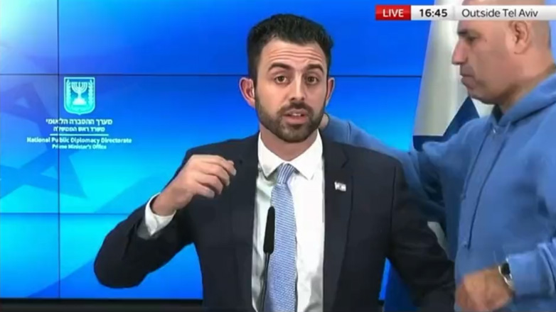 Σειρήνες πολέμου σε κεντρικό και νότιο Ισραήλ: Η στιγμή που αξιωματούχος εγκαταλείπει live σύνδεση με το Sky News