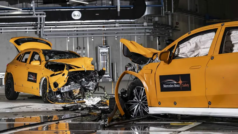 Δείτε τι θα γίνει εάν συγκρουστούν μετωπικά δύο ηλεκτρικά αυτοκίνητα – Έγραψε ιστορία η Mercedes