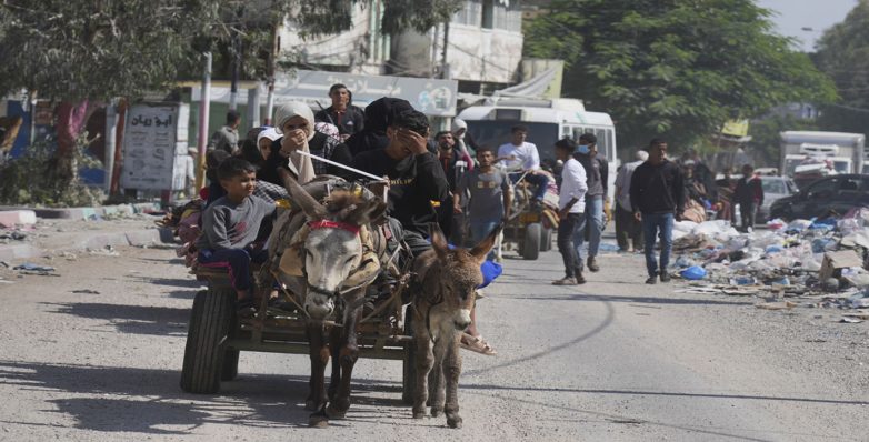 Άμαχος πληθυσμός εγκαταλείπει τη Γάζα