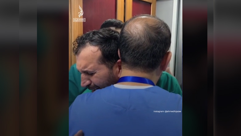 Γιατρός στη Γάζα λυγίζει βλέποντας νεκρούς στο νοσοκομείο τον πατέρα και τον αδερφό του