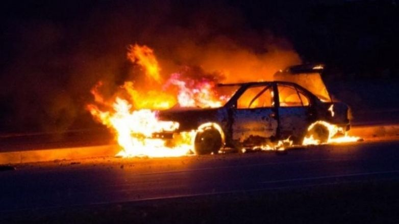 Φωτιά σε ΙΧ έξω από αντιπροσωπεία αυτοκινήτων στου Ζωγράφου