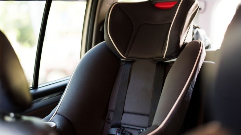 Συνελήφθη 35χρονη μητέρα στην Πάτρα που κλείδωσε τα παιδιά της στο αυτοκίνητο για να πάει σε μπαρ