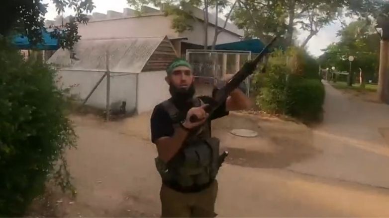 Κάμερα καταγράφει επίθεση της Χαμάς σε κιμπούτς – Πέφτει νεκρός ο τρομοκράτης που τραβά σε βίντεο το αιματοκύλισμα