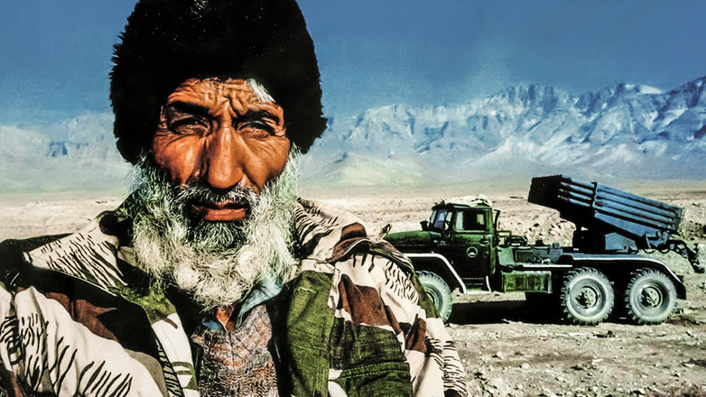 Η γυναίκα με τη γαλάζια μπούργκα, ο μαχητής με το σκαμμένο πρόσωπο και ο υπουργός με το καλάσνικοφ στην έκθεση του Δ. Μεσσίνη