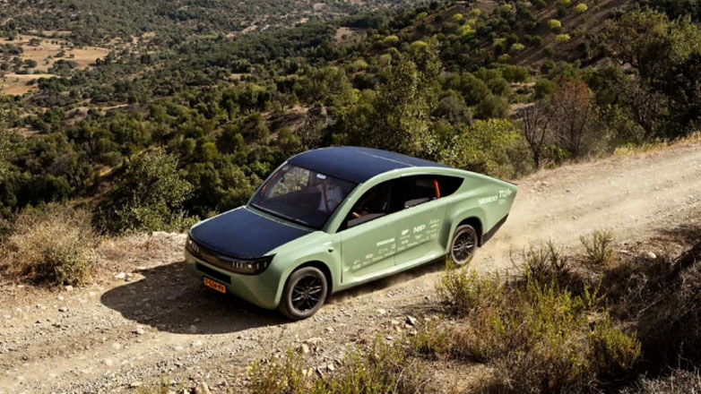 Βλέπει φορτιστές και γελάει – Off-road ηλεκτρικό SUV κινείται με ηλιακή ενέργεια για 1.000χλμ.