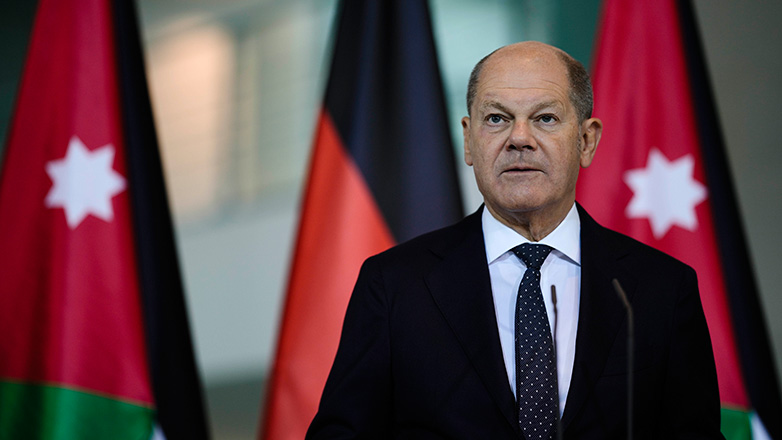 Ο Όλαφ Σολτς χαιρετίζει τη Ζιζέλ Πελικό για το θάρρος της