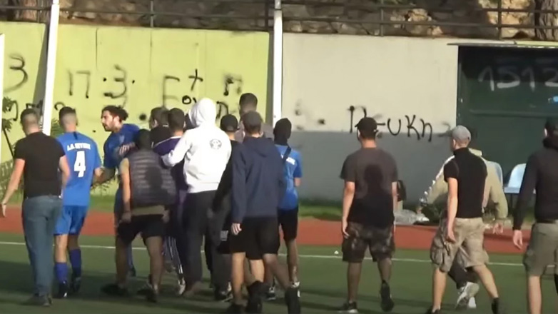 Χαμός στο ματς Πεύκη-Άγιοι Ανάργυροι: Οπαδοί μπήκαν στο γήπεδο και άρχισαν να κυνηγούν παίκτη της ομάδας τους!