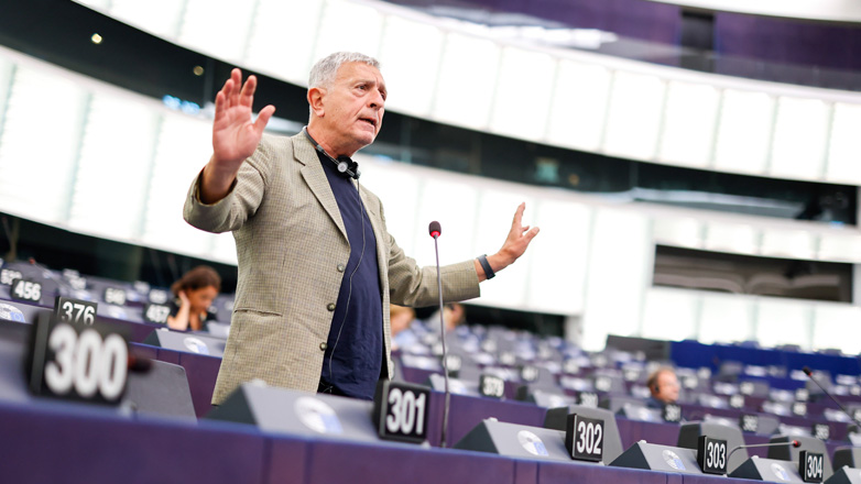 Κούλογλου: Το Ευρωκοινοβούλιο βραβεύει δημοσιογράφους, η ελληνική κυβέρνηση τους παρακολουθεί