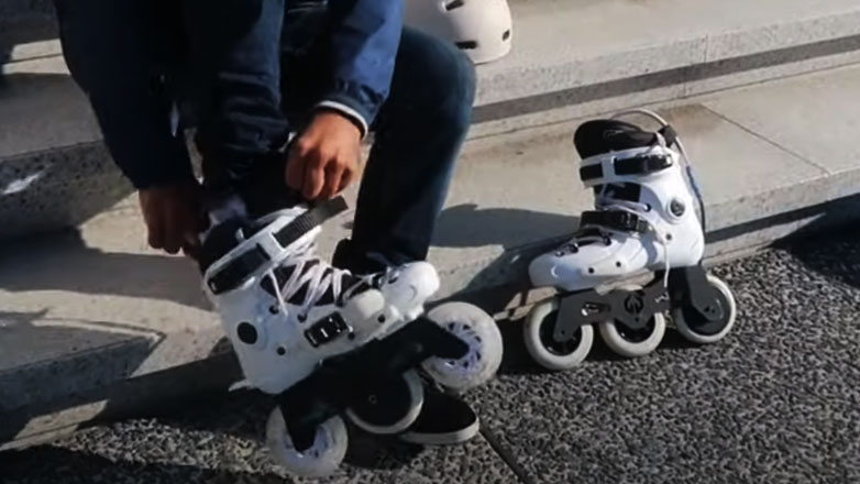 Ηλεκτρικά ποδήλατα, ηλεκτρικά πατίνια, τώρα και ηλεκτρικά Rollers – Με 20χλμ. αυτονομία και μπαταρίες… στην πλάτη