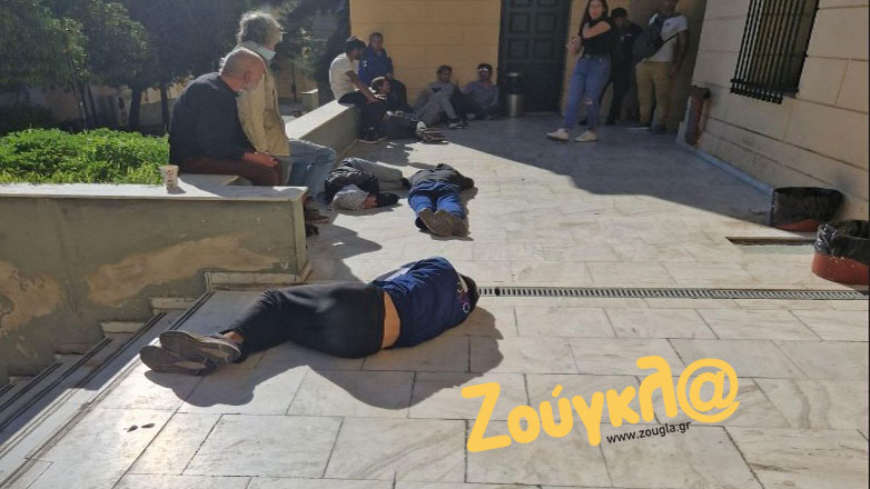 H εικόνα έξω από το κτήριο 12 στην Ευελπίδων εκεί όπου δικάζονται τα αυτόφωρα