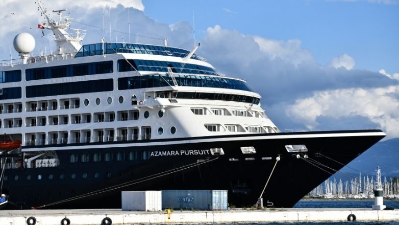 Στο λιμάνι του Πειραιά κρουαζιερόπλοιο από τις Μπαχάμες που παρουσίασε τεχνικό πρόβλημα