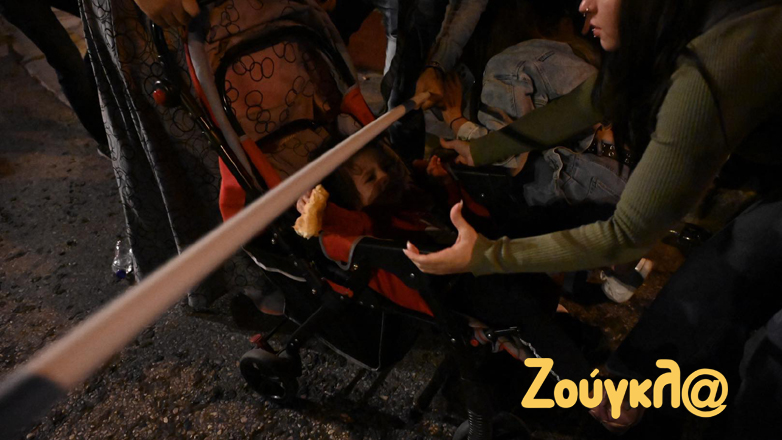 Ιδιαίτερη στιγμή έντασης με ένα μωρό στη διαδήλωση για την Παλαιστίνη