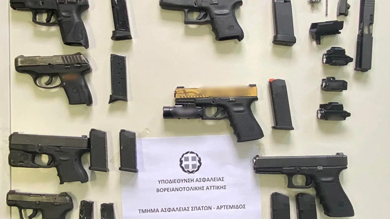 Συνελήφθη 22χρονος στα Σπάτα για κατοχή όπλων και πλαστών εγγράφων