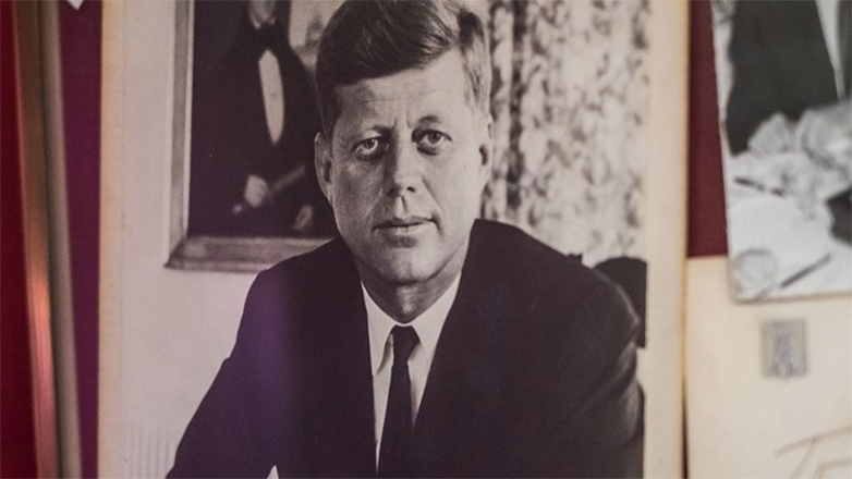 Netflix: Mετά το «Crown» ετοιμάζει νέα σειρά για τον Αμερικανό Πρόεδρο Τζον Φ. Κένεντι