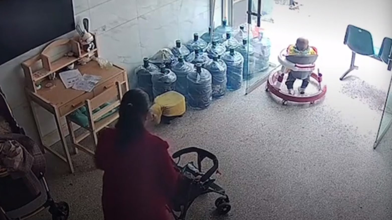 Μωρό σε περπατούρα διασχίζει ένα δρόμο