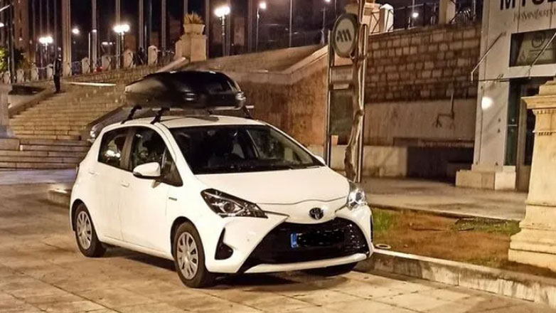 Το παρκάρισμα της χρονιάς: Πλατεία Συντάγματος, έξω ακριβώς από τη στάση του Μετρό