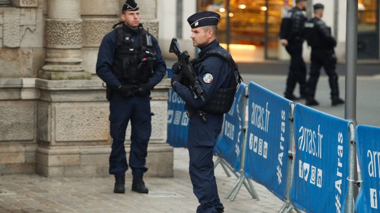 Γαλλία: Δρακόντεια μέτρα στην κηδεία του καθηγητή στο Αράς