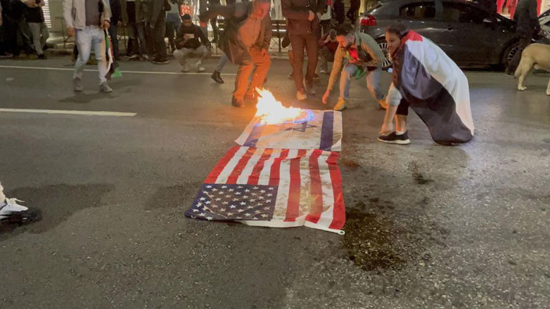 Θεσσαλονίκη: Πορεία αλληλεγγύης για τον λαό της Παλαιστίνης – Έκαψαν σημαίες των ΗΠΑ και του Ισραήλ