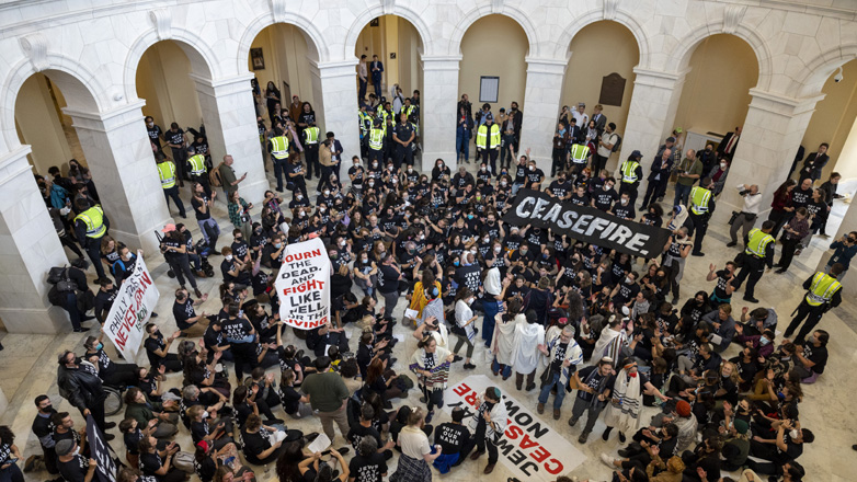 ΗΠΑ: Διαδηλωτές υπέρ της εκεχειρίας στη Γάζα μπήκαν στο Καπιτώλιο – Μαζικές συλλήψεις