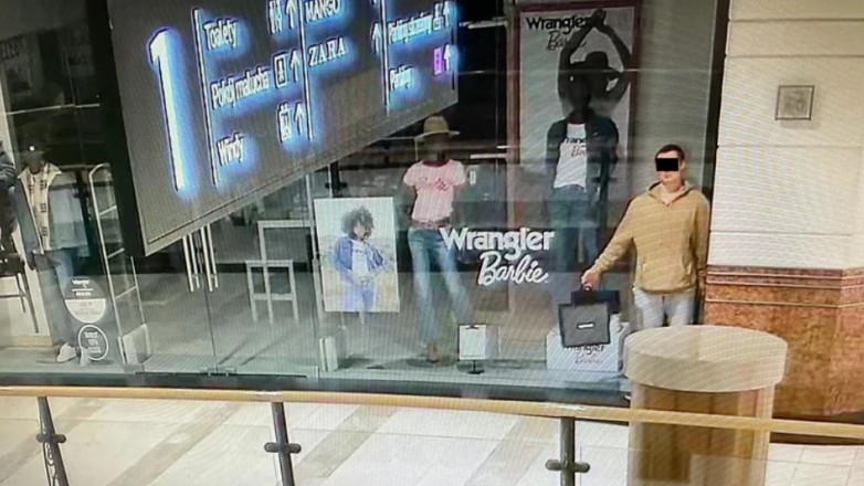 Βαρσοβία: Έκλεψε ρούχα και κοσμήματα από εμπορικό και παρίστανε την… κούκλα