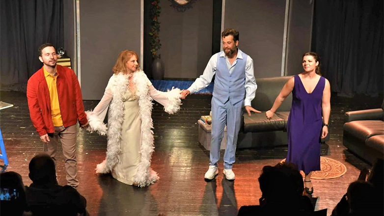 Πρεμιέρα με λαμπερούς καλεσμένους για την παράσταση «Θα σε δω στον παράδεισο» στο θέατρο Αλκμήνη